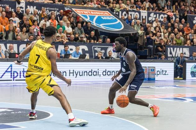 GER, easy Credit Basketball Bundesliga, Syntainics MBC MHP Riesen Ludwigsburg 02 11 2025, Stadthalle, Weißenfels, GER, easy Credit Basketball Bundesliga, Syntainics MBC MHP Riesen Ludwigsburg Khyri Thomas Syntainics MBC, 0 , Elijah Hughes MHP Riesen Ludwigsburg, 7 Â Photo Alexander Trienitz Weißenfels Stadthalle Sachsen Anhalt Germany
