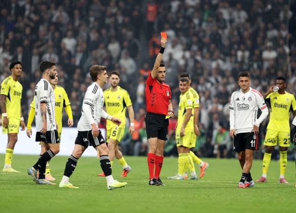 Besiktas v Fenerbahce - Turkish Super Lig ISTANBUL, TURKIYE - NOVEMBER 02: Referee Ali Yilmaz shows red cards to Besiktas head coach Sergen Yalcin and his player during the Turkish Super Lig week 11 football match between Besiktas and Fenerbahce at Tupras Stadium in Istanbul, Turkiye on November 02, 2025. Ali Atmaca Anadolu Istanbul Turkey. Editorial use only. Please get in touch for any other usage.  Copyright: x2025xAnadoluxAlixAtmacax