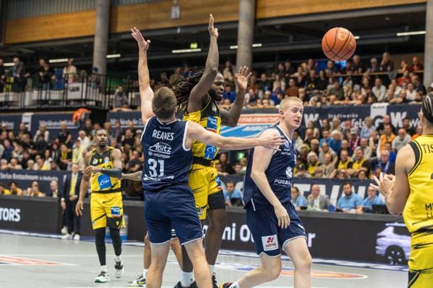 GER, easy Credit Basketball Bundesliga, Syntainics MBC MHP Riesen Ludwigsburg 02 11 2025, Stadthalle, Weißenfels, GER, easy Credit Basketball Bundesliga, Syntainics MBC MHP Riesen Ludwigsburg Traveon Buchanan MHP Riesen Ludwigsburg, 2 , Spencer Reaves Syntainics MBC, 31 Â Photo Alexander Trienitz Weißenfels Stadthalle Sachsen Anhalt Germany
