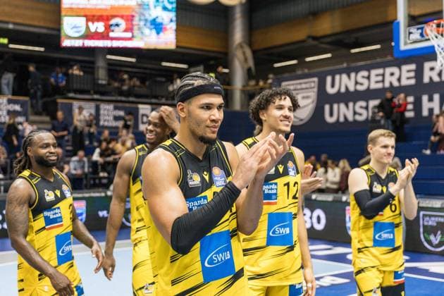GER, easy Credit Basketball Bundesliga, Syntainics MBC MHP Riesen Ludwigsburg 02 11 2025, Stadthalle, Weißenfels, GER, easy Credit Basketball Bundesliga, Syntainics MBC MHP Riesen Ludwigsburg Brandon Tischler MHP Riesen Ludwigsburg, 24 thanks the fans Â Photo Alexander Trienitz Weißenfels Stadthalle Sachsen Anhalt Germany
