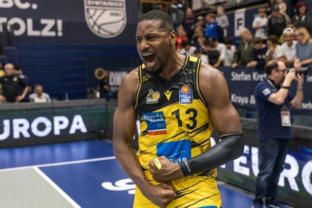 GER, easy Credit Basketball Bundesliga, Syntainics MBC MHP Riesen Ludwigsburg 02 11 2025, Stadthalle, Weißenfels, GER, easy Credit Basketball Bundesliga, Syntainics MBC MHP Riesen Ludwigsburg Yorman Polas Bartolo MHP Riesen Ludwigsburg, 13 cheers Â Photo Alexander Trienitz Weißenfels Stadthalle Sachsen Anhalt Germany