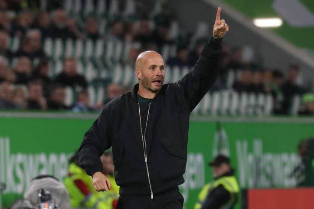 02 11 2025, xgox, Fußball 1 Bundesliga, VfL Wolfsburg TSG 1899 Hoffenheim emspor, v l Paul Simonis Wolfsburg, Trainer gibt Anweisungen, gestikuliert mit den Armen, gesticulate, gives instructions DFL DFB REGULATIONS PROHIBIT ANY USE OF PHOTOGRAPHS as IMAGE SEQUENCES and or QUASI VIDEO Wolfsburg
