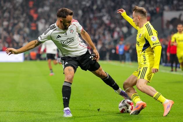 2025-11-02 Besiktas JK v Fenerbahce SK - Trendyol Super Lig ISTANBUL, TURKEY - NOVEMBER 2: Gokhan Sazdagi of Besiktas JK battles for the ball with Kerem Akturkoglu of Fenerbahce SK during the Trendyol Super Lig match between Besiktas JK and Fenerbahce SK at Tupras Stadium on November 2, 2025 in Istanbul, Turkey. (Photo by BSR Agency) Istanbul Turkey Content not available for redistribution in The Netherlands directly or indirectly through any third parties. Copyright: xBSRxAgencyx