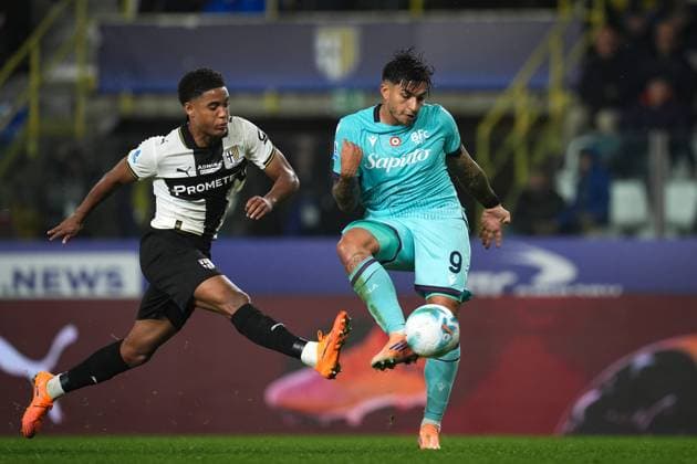 Bologna s Santiago Castro fights for the ball with ParmaÕs Sascha Britschgi during the Serie A soccer match between Parma and Bologna at Ennio Tardini Stadium in Parma, North Italy, Sunday, November 2, 2025. Soccer  Copyright: xMassimoxPaolone LaPressex
