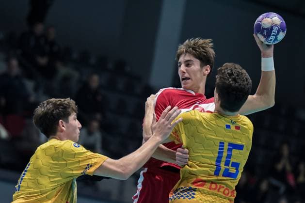 Romania v Turkiye - European Handball Championship Qualifiers ANKARA, TURKIYE - NOVEMBER 02: Muhammet Emir Aksu (back) of Turkiye in action during the Men s U-18 European Handball Championship Qualification Group A match between Romania and Turkiye at Prof. Dr. Yasar Sevim Handball Hall in Ankara, Turkiye on November 02, 2025. Mustafa Hatipoglu Anadolu Ankara Turkey. Editorial use only. Please get in touch for any other usage.  Copyright: x2025xAnadoluxMustafaxHatipoglux