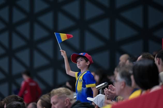 Romania v Turkiye - European Handball Championship Qualifiers ANKARA, TURKIYE - NOVEMBER 02: A child holding a Romanian flag shows support alongside fans during the Men s U-18 European Handball Championship Qualification Group A match between Romania and Turkiye at Prof. Dr. Yasar Sevim Handball Hall in Ankara, Turkiye on November 02, 2025. Mustafa Hatipoglu Anadolu Ankara Turkey. Editorial use only. Please get in touch for any other usage.  Copyright: x2025xAnadoluxMustafaxHatipoglux