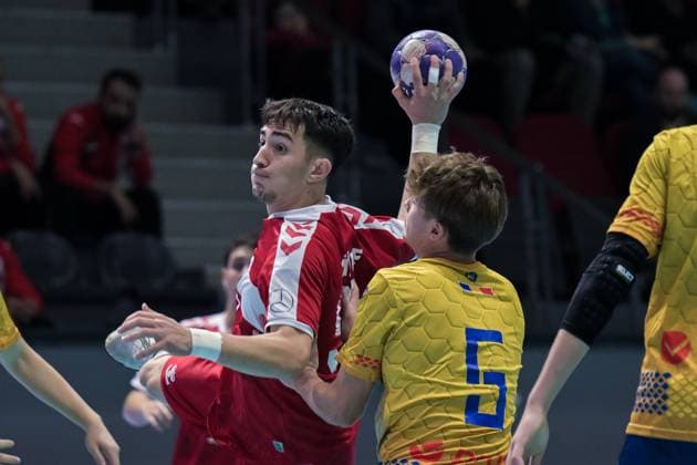 Romania v Turkiye - European Handball Championship Qualifiers ANKARA, TURKIYE - NOVEMBER 02: Taner Onusta (L) of Turkiye in action during the Men s U-18 European Handball Championship Qualification Group A match between Romania and Turkiye at Prof. Dr. Yasar Sevim Handball Hall in Ankara, Turkiye on November 02, 2025. Mustafa Hatipoglu Anadolu Ankara Turkey. Editorial use only. Please get in touch for any other usage.  Copyright: x2025xAnadoluxMustafaxHatipoglux