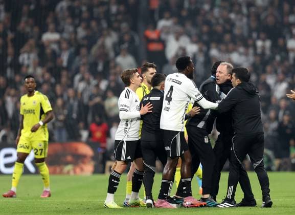 Besiktas v Fenerbahce - Turkish Super Lig ISTANBUL, TURKIYE - NOVEMBER 02: Besiktas head coach Sergen Yalcin (2nd R) argues with referee Ali Yilmaz who showed him and his player a red card during the Turkish Super Lig week 11 football match between Besiktas and Fenerbahce at Tupras Stadium in Istanbul, Turkiye on November 02, 2025. Ali Atmaca Anadolu Istanbul Turkey. Editorial use only. Please get in touch for any other usage.  Copyright: x2025xAnadoluxAlixAtmacax