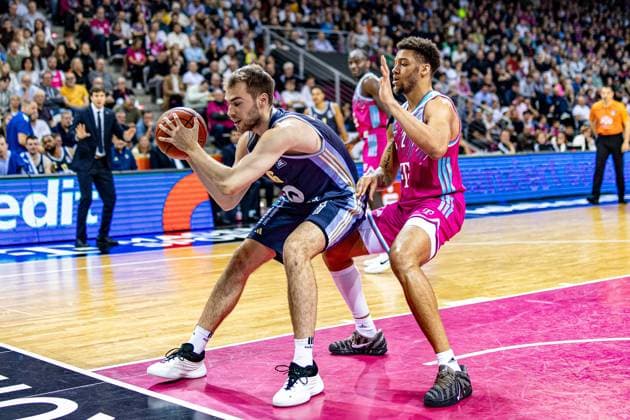 Malte Delow ALBA Berlin, 06 vs Alijah Comithier Telekom Baskets Bonn, 02 Telekom Baskets Bonn vs ALBA Berlin Basketball, Basketball, easy Credit BBL, 06 Matchday, 2025 2026, 02 11 2025 Telekom Baskets Bonn vs ALBA Berlin, Basketball, easy Credit BBL, 06 Matchday, 2025 2026, 02 11 2025 Bonn Copyright: xEibner-Pressefoto GerhardxWingenx EP_GWR