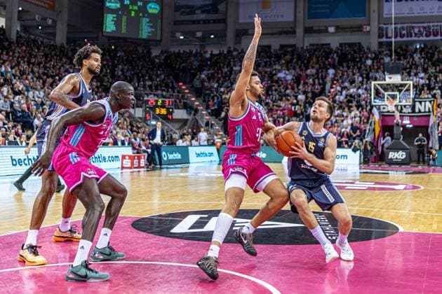 Martin Hermannsson ALBA Berlin, 15 , J Wan Roberts ALBA Berlin, 13 , vs Alijah Comithier Telekom Baskets Bonn, 02 , Kur Jongkuch Telekom Baskets Bonn, 15 Telekom Baskets Bonn vs ALBA Berlin Basketball, Basketball, easy Credit BBL, 06 Matchday, 2025 2026, 02 11 2025 Telekom Baskets Bonn vs ALBA Berlin, Basketball, easy Credit BBL, 06 Matchday, 2025 2026, 02 11 2025 Bonn Copyright: xEibner-Pressefoto GerhardxWingenx EP_GWR