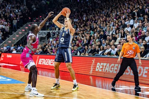 Samuel Griesel ALBA Berlin, 05 vs Kur Jongkuch Telekom Baskets Bonn, 15 Telekom Baskets Bonn vs ALBA Berlin Basketball, Basketball, easy Credit BBL, 06 Matchday, 2025 2026, 02 11 2025 Telekom Baskets Bonn vs ALBA Berlin, Basketball, easy Credit BBL, 06 Matchday, 2025 2026, 02 11 2025 Bonn Copyright: xEibner-Pressefoto GerhardxWingenx EP_GWR