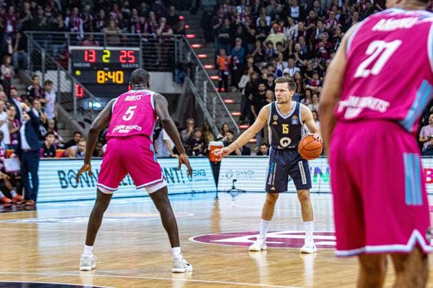 Martin Hermannsson ALBA Berlin, 15 vs Tylan Birts Telekom Baskets Bonn, 05 Telekom Baskets Bonn vs ALBA Berlin Basketball, Basketball, easy Credit BBL, 06 Matchday, 2025 2026, 02 11 2025 Telekom Baskets Bonn vs ALBA Berlin, Basketball, easy Credit BBL, 06 Matchday, 2025 2026, 02 11 2025 Bonn Copyright: xEibner-Pressefoto GerhardxWingenx EP_GWR