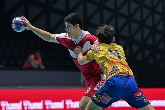 Romania v Turkiye - European Handball Championship Qualifiers ANKARA, TURKIYE - NOVEMBER 02: Batu Karabicak (L) of Turkiye in action during the Men s U-18 European Handball Championship Qualification Group A match between Romania and Turkiye at Prof. Dr. Yasar Sevim Handball Hall in Ankara, Turkiye on November 02, 2025. Mustafa Hatipoglu Anadolu Ankara Turkey. Editorial use only. Please get in touch for any other usage.  Copyright: x2025xAnadoluxMustafaxHatipoglux