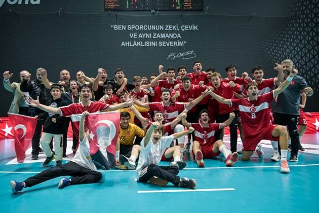 Romania v Turkiye - European Handball Championship Qualifiers ANKARA, TURKIYE - NOVEMBER 02: Players of Turkiye celebrate their victory at the end of the Men s U-18 European Handball Championship Qualification Group A match between Romania and Turkiye at Prof. Dr. Yasar Sevim Handball Hall in Ankara, Turkiye on November 02, 2025. Mustafa Hatipoglu Anadolu Ankara Turkey. Editorial use only. Please get in touch for any other usage.  Copyright: x2025xAnadoluxMustafaxHatipoglux