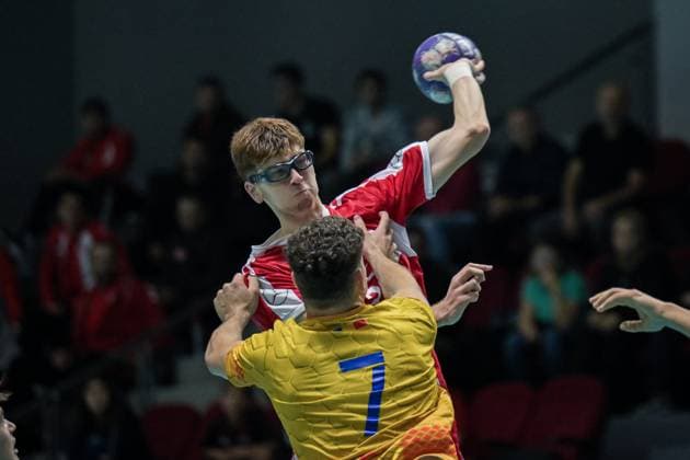 Romania v Turkiye - European Handball Championship Qualifiers ANKARA, TURKIYE - NOVEMBER 02: Adem Tunc Kucuk (back) of Turkiye in action during the Men s U-18 European Handball Championship Qualification Group A match between Romania and Turkiye at Prof. Dr. Yasar Sevim Handball Hall in Ankara, Turkiye on November 02, 2025. Mustafa Hatipoglu Anadolu Ankara Turkey. Editorial use only. Please get in touch for any other usage.  Copyright: x2025xAnadoluxMustafaxHatipoglux
