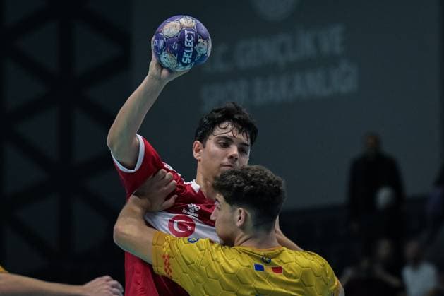 Romania v Turkiye - European Handball Championship Qualifiers ANKARA, TURKIYE - NOVEMBER 02: Taner Onusta (back) of Turkiye in action during the Men s U-18 European Handball Championship Qualification Group A match between Romania and Turkiye at Prof. Dr. Yasar Sevim Handball Hall in Ankara, Turkiye on November 02, 2025. Mustafa Hatipoglu Anadolu Ankara Turkey. Editorial use only. Please get in touch for any other usage.  Copyright: x2025xAnadoluxMustafaxHatipoglux