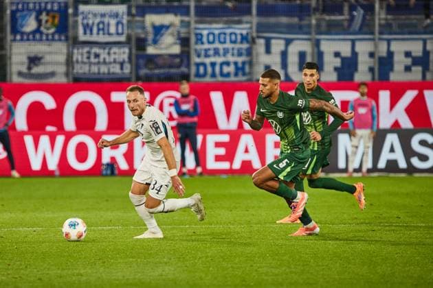 Vladimir Coufal TSG 1899 Hoffenheim 34 Vinicius Souza VfL Wolfsburg 5 VfL Wolfsburg vs TSG 1899 Hoffenheim, Soccer Bundesliga, BL, Buli, Matchday 9, Season 2025 2026 02 11 2025 Press photo Jan Frederic Helbig VfL Wolfsburg vs TSG 1899 Hoffenheim, Soccer Bundesliga, BL, Buli, Volkswagen Arena, 1 Bundesliga, Matchday 9, Season 2025 2026, 02 11 2025 Wolfsburg Copyright: xEibner-Pressefoto Jan-FredericxHx EP_JHG