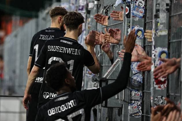 02 11 2025, Football, Men, 3 League 13 Matchday Season 2025 2026 Rot Weiss Essen FC Schweinfurt 05 Luca Trslic FC Schweinfurt 05, 18 , Lauris Bausenwein FC Schweinfurt 05, 21 and his colleagues are set up by the fans at the fence