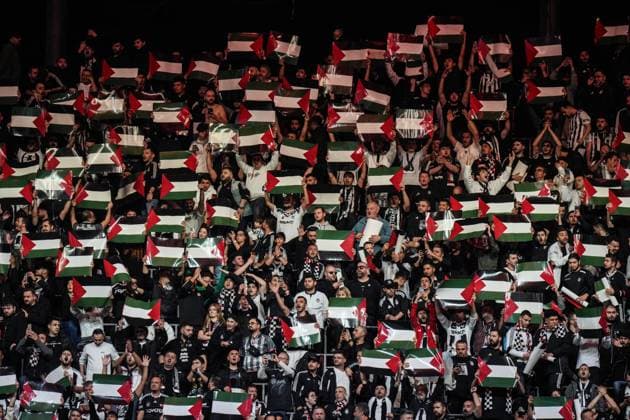 Besiktas v Fenerbahce - Turkish Super Lig ISTANBUL, TURKIYE - NOVEMBER 02: Fans of Besiktas hold Palestinian flags to show solidarity ahead of the Turkish Super Lig week 11 football match between Besiktas and Fenerbahce at Tupras Stadium in Istanbul, Turkiye on November 02, 2025. Hakan Akgun Anadolu Istanbul Turkey. Editorial use only. Please get in touch for any other usage.  Copyright: x2025xAnadoluxHakanxAkgunx