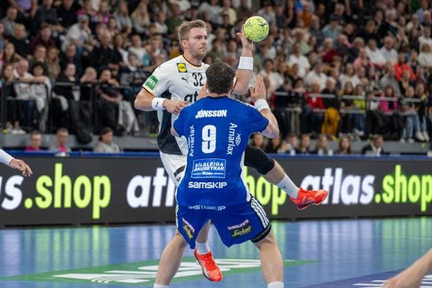 Franz Semper 32 Handball national team Germany in duel with Elvar Oern Jonsson 9 Handball national team Iceland , Handball national team Germany vs Handball national team Iceland, Handball Laenderspiel, 02 11 2025 Muenchen Bayern Germany Copyright: xkolbert-press UlrichxGamelx