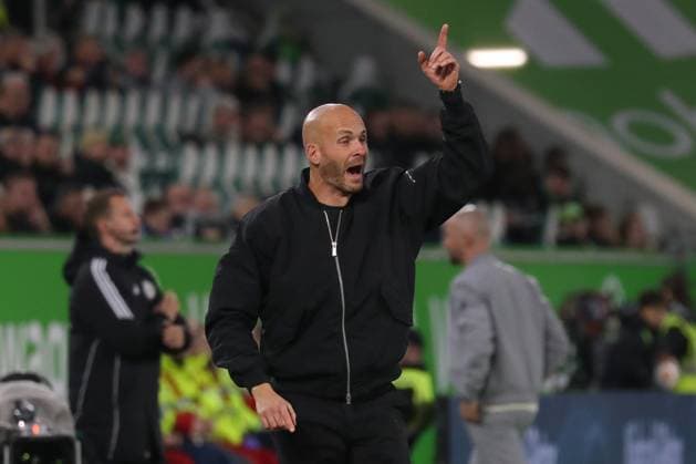 02 11 2025, xgox, Fußball 1 Bundesliga, VfL Wolfsburg TSG 1899 Hoffenheim emspor, v l Paul Simonis Wolfsburg, Trainer gibt Anweisungen, gestikuliert mit den Armen, gesticulate, gives instructions DFL DFB REGULATIONS PROHIBIT ANY USE OF PHOTOGRAPHS as IMAGE SEQUENCES and or QUASI VIDEO Wolfsburg