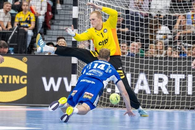 Goal throw Omar Ingi Magnusson 14 Handball national team Iceland , David Spaeth 1 Handball national team Germany chancenlos, Handball national team Germany vs Handball national team Iceland, Handball Laenderspiel, 02 11 2025 Muenchen Bayern Germany Copyright: xkolbert-press UlrichxGamelx