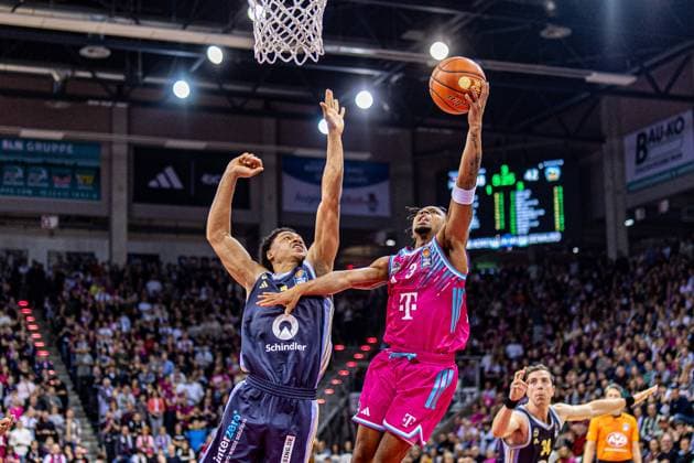 Zach Cooks Telekom Baskets Bonn, 03 Jack Kayil ALBA Berlin, 07 Telekom Baskets Bonn vs ALBA Berlin Basketball, Basketball, easy Credit BBL, 06 Matchday, 2025 2026, 02 11 2025 Telekom Baskets Bonn vs ALBA Berlin, Basketball, easy Credit BBL, 06 Matchday, 2025 2026, 02 11 2025 Bonn Copyright: xEibner-Pressefoto GerhardxWingenx EP_GWR