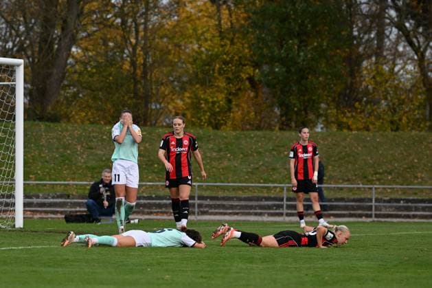 02 11 2025, Football, 2 Womens Bundesliga, 2025 2026, Matchday 9, SG 99 Andernach Eintracht Frankfurt II Lisa Kossmann 6 Andernach and Sarah Klyta 11 Andernach can hardly believe it Kossmann misses a huge chance to take the lead