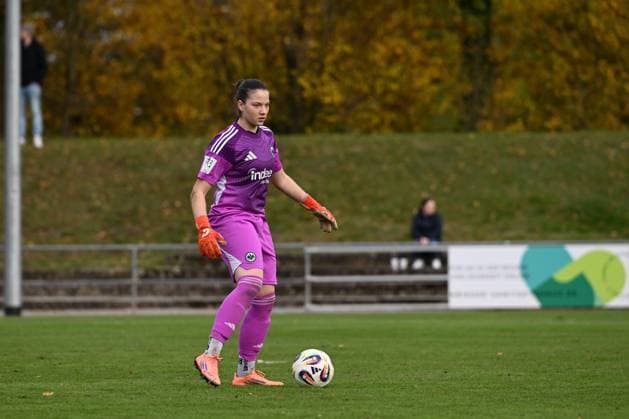 02 11 2025, Football, 2 Womens Bundesliga, 2025 2026, Matchday 9, SG 99 Andernach Eintracht Frankfurt II Jolina Petri 12 Eintracht Frankfurt II with the ball in the penalty area