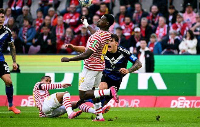 Football, Bundesliga, Germany, Men, Season 2025 2026, Matchday 9, Rhein Energie Stadion Köln, 1 FC Köln Hamburger SV 4 1 Ragnar Ache KOE , Luka Vuskovic HSV , Linton Maina KOE Action