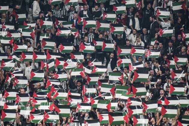 Besiktas v Fenerbahce - Turkish Super Lig ISTANBUL, TURKIYE - NOVEMBER 02: Fans of Besiktas hold Palestinian flags to show solidarity ahead of the Turkish Super Lig week 11 football match between Besiktas and Fenerbahce at Tupras Stadium in Istanbul, Turkiye on November 02, 2025. Hakan Akgün Anadolu Istanbul Turkey. Editorial use only. Please get in touch for any other usage.  Copyright: x2025xAnadoluxHakanxAkgünx