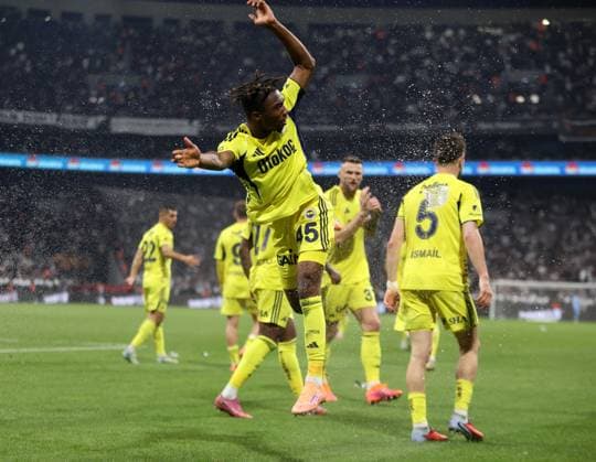 Besiktas v Fenerbahce - Turkish Super Lig ISTANBUL, TURKIYE - NOVEMBER 02: Players of Fenerbahce celebrate after scoring a goal during the Turkish Super Lig week 11 football match between Besiktas and Fenerbahce at Tupras Stadium in Istanbul, Turkiye on November 02, 2025. Ali Atmaca Anadolu Istanbul Turkey. Editorial use only. Please get in touch for any other usage.  Copyright: x2025xAnadoluxAlixAtmacax