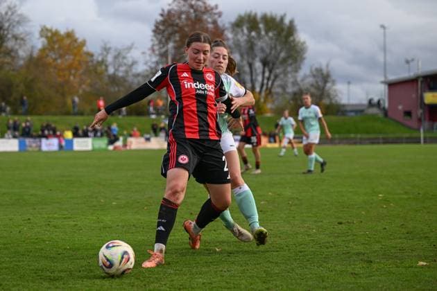 02 11 2025, Football, 2 Womens Bundesliga, 2025 2026, Matchday 9, SG 99 Andernach Eintracht Frankfurt II Tessa Zimmermann 27 Eintracht Frankfurt II shields the ball from Leonie Krump 10 Andernach