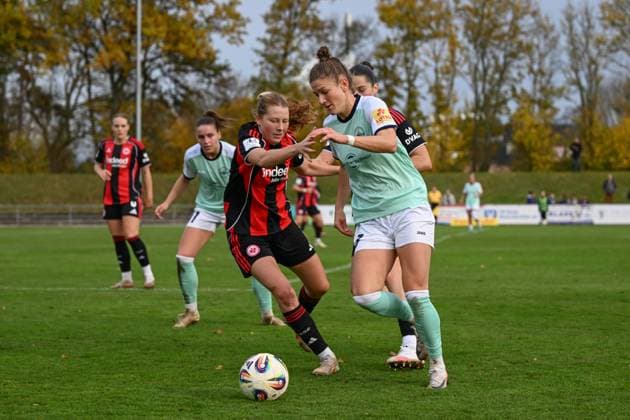 02 11 2025, Football, 2 Womens Bundesliga, 2025 2026, Matchday 9, SG 99 Andernach Eintracht Frankfurt II Carolin Schraa 7 Andernach in a duel with Marlene Wild 8 Eintracht Frankfurt II