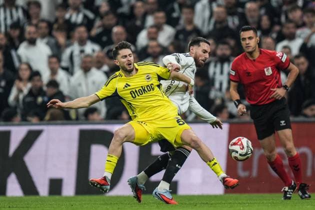 Besiktas v Fenerbahce - Turkish Super Lig ISTANBUL, TURKIYE - NOVEMBER 02: Orkun Kokcu (R) of Besiktas in action against Ismail Yuksek (L) of Fenerbahce during the Turkish Super Lig week 11 football match between Besiktas and Fenerbahce at Tupras Stadium in Istanbul, Turkiye on November 02, 2025. Hakan Akgun Anadolu Istanbul Turkey. Editorial use only. Please get in touch for any other usage.  Copyright: x2025xAnadoluxHakanxAkgunx