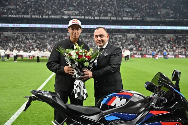 Besiktas v Fenerbahce - Turkish Super Lig ISTANBUL, TURKIYE - NOVEMBER 02: Turkish motorcycle racer Toprak Razgatlioglu (L), who won the World Superbike Championship (WSBK) title for the third time, is given flowers and a Besiktas jersey ahead of the Turkish Super Lig week 11 football match between Besiktas and Fenerbahce at Tupras Stadium in Istanbul, Turkiye on November 02, 2025. Serhat Cagdas Anadolu Istanbul Turkey. Editorial use only. Please get in touch for any other usage.  Copyright: x2025xAnadoluxSerhatxCagdasx