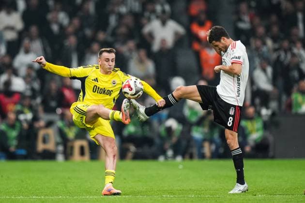 Besiktas v Fenerbahce - Turkish Super Lig ISTANBUL, TURKIYE - NOVEMBER 02: Kerem Akturkoglu (L) of Fenerbahce in action during the Turkish Super Lig week 11 football match between Besiktas and Fenerbahce at Tupras Stadium in Istanbul, Turkiye on November 02, 2025. Hakan Akgun Anadolu Istanbul Turkey. Editorial use only. Please get in touch for any other usage.  Copyright: x2025xAnadoluxHakanxAkgunx