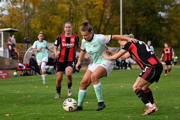 02 11 2025, Football, 2 Womens Bundesliga, 2025 2026, Matchday 9, SG 99 Andernach Eintracht Frankfurt II Keira Bednorz 23 Eintracht Frankfurt II and Leonie Wäschenbach 17 Andernach in a duel for the ball