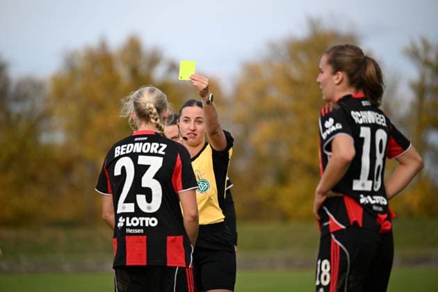 02 11 2025, Football, 2 Womens Bundesliga, 2025 2026, Matchday 9, SG 99 Andernach Eintracht Frankfurt II Referee Daniela Kottmann shows Keira Bednorz 23 Eintracht Frankfurt II a yellow card