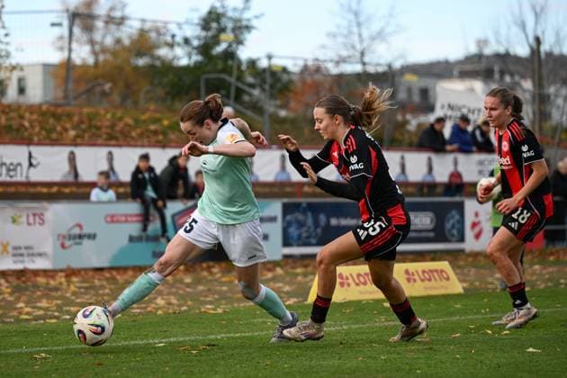 02 11 2025, Football, 2 Womens Bundesliga, 2025 2026, Matchday 9, SG 99 Andernach Eintracht Frankfurt II Vanessa Zilligen 15 Andernach tries to keep the ball in play Helene Schäfer 35 Eintracht Frankfurt II wants to prevent her from doing so