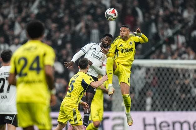 Besiktas v Fenerbahce - Turkish Super Lig ISTANBUL, TURKIYE - NOVEMBER 02: Wilfred Onyinye Ndidi (L) of Besiktas in action against Youssef En-Nesyri (R) of Fenerbahce during the Turkish Super Lig week 11 football match between Besiktas and Fenerbahce at Tupras Stadium in Istanbul, Turkiye on November 02, 2025. Hakan Akgun Anadolu Istanbul Turkey. Editorial use only. Please get in touch for any other usage.  Copyright: x2025xAnadoluxHakanxAkgunx