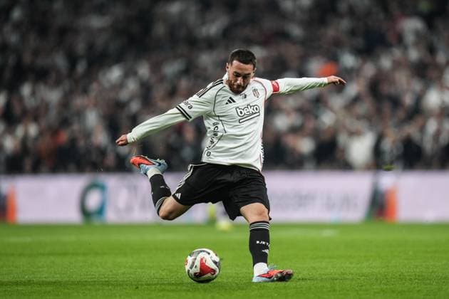 Besiktas v Fenerbahce - Turkish Super Lig ISTANBUL, TURKIYE - NOVEMBER 02: Orkun Kokcu of Besiktas in action during the Turkish Super Lig week 11 football match between Besiktas and Fenerbahce at Tupras Stadium in Istanbul, Turkiye on November 02, 2025. Hakan Akgun Anadolu Istanbul Turkey. Editorial use only. Please get in touch for any other usage.  Copyright: x2025xAnadoluxHakanxAkgunx