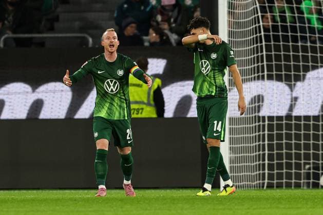 Maximilian Arnold l ,VfL Wolfsburg,27 and Jenson Seelt VfL Wolfsburg,14 Goalscorer Wouter Burger TSG Hoffenheim,18 scores for 1 1 1 Football Bundesliga Season 2025 2026 VfL Wolfsburg vs TSG Hoffenheim at the Volkswagen Arena in Wolfsburg Action,Football,Germany,Man,Men,02 11 2025