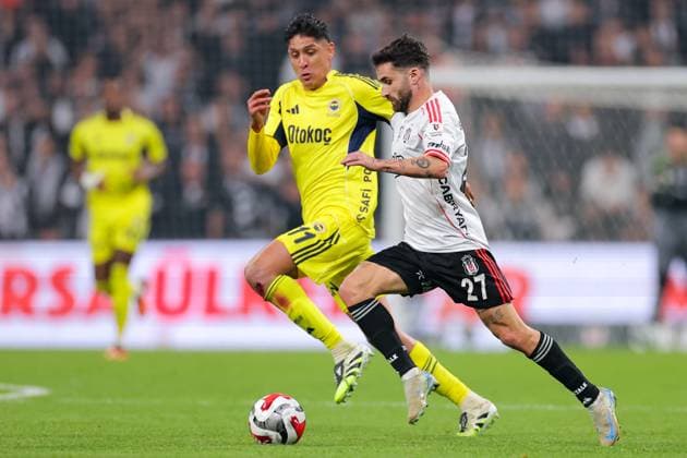 2025-11-02 Besiktas JK v Fenerbahce SK - Trendyol Super Lig ISTANBUL, TURKEY - NOVEMBER 2: Edson Alvarez of Fenerbahce SK battles for the ball with Rafa Silva of Besiktas JK during the Trendyol Super Lig match between Besiktas JK and Fenerbahce SK at Tupras Stadium on November 2, 2025 in Istanbul, Turkey. (Photo by BSR Agency) Istanbul Turkey Content not available for redistribution in The Netherlands directly or indirectly through any third parties. Copyright: xBSRxAgencyx