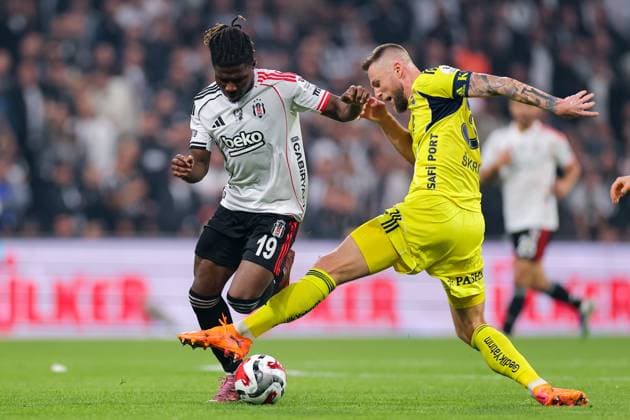 2025-11-02 Besiktas JK v Fenerbahce SK - Trendyol Super Lig ISTANBUL, TURKEY - NOVEMBER 2: El Bilal Toure of Besiktas JK battles for the ball with Archie Brown of Fenerbahce SK during the Trendyol Super Lig match between Besiktas JK and Fenerbahce SK at Tupras Stadium on November 2, 2025 in Istanbul, Turkey. (Photo by BSR Agency) Istanbul Turkey Content not available for redistribution in The Netherlands directly or indirectly through any third parties. Copyright: xBSRxAgencyx