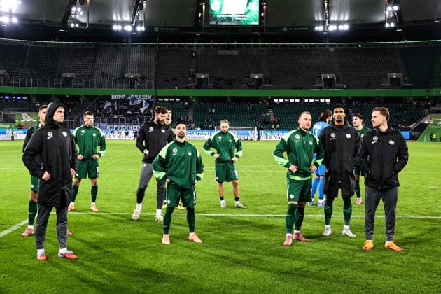 v l Mattias Svanberg VfL Wolfsburg,32 , Goalkeeper Marius Mueller Müller VfL Wolfsburg,29 , Mohamed Amoura VfL Wolfsburg,9 , Lovro Majer VfL Wolfsburg,10 , Maximilian Arnold VfL Wolfsburg,27 , Moritz Jenz VfL Wolfsburg,15 , Yannick Gerhardt VfL Wolfsburg,31 in front of the fan block 1 Soccer Bundesliga Season 2025 2026 VfL Wolfsburg vs TSG Hoffenheim at the Volkswagen Arena in Wolfsburg Action,Soccer,Germany,Man,Men,02 11 2025