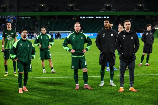 v l Jenson Seelt VfL Wolfsburg,14 , Mohamed Amoura VfL Wolfsburg,9 , Lovro Majer VfL Wolfsburg,10 , Maximilian Arnold VfL Wolfsburg,27 , Moritz Jenz VfL Wolfsburg,15 , Yannick Gerhardt VfL Wolfsburg,31 in front of the fan block 1 Soccer Bundesliga season 2025 2026 VfL Wolfsburg vs TSG Hoffenheim at the Volkswagen Arena in Wolfsburg Action,Soccer,Germany,Man,Men,02 11 2025