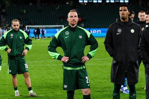 v l Lovro Majer VfL Wolfsburg,10 , Maximilian Arnold VfL Wolfsburg,27 , Moritz Jenz VfL Wolfsburg,15 in front of the fan block 1 Soccer Bundesliga Season 2025 2026 VfL Wolfsburg vs TSG Hoffenheim at the Volkswagen Arena in Wolfsburg Action,Soccer,Germany,Man,Men,02 11 2025