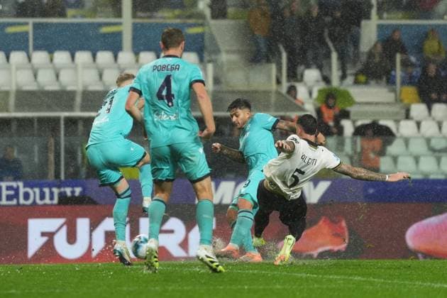 Bologna s Santiago Castro celebrates after scoring the 1-2 goal for his team during the Serie A soccer match between Parma and Bologna at Ennio Tardini Stadium in Parma, North Italy, Sunday, November 2, 2025. Soccer  Copyright: xMassimoxPaolone LaPressex