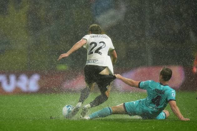 Bologna s Pobega and Sorensen of Parma in action under the rain during the Serie A soccer match between Parma and Bologna at Ennio Tardini Stadium in Parma, North Italy, Sunday, November 2, 2025. Soccer  Copyright: xMassimoxPaolone LaPressex